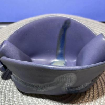 VINTAGE ARTIST SIGNED HILBORN BLUE/PURPLE GLAZED FANCY MID CENTURY STYLE PINCH POTTERY BOWL 6" X 4" IN VG PREOWNED CONDITION.