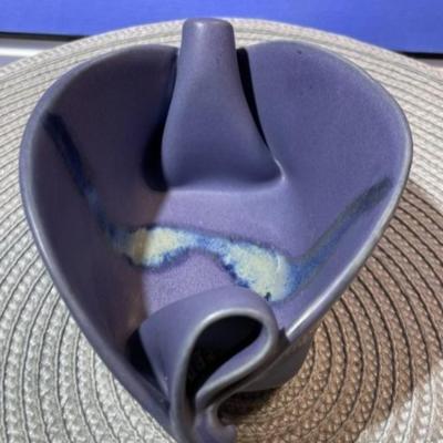 VINTAGE ARTIST SIGNED HILBORN BLUE/PURPLE GLAZED FANCY MID CENTURY STYLE PINCH POTTERY BOWL 6" X 4" IN VG PREOWNED CONDITION.