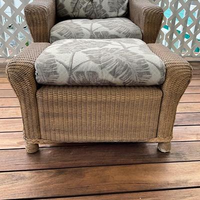 553 Lloyd Flanders Wicker Chair and Ottoman with Cushions