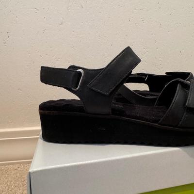 Women’s Leather Sandals - Size 6-6.5 (3PC-DZ)