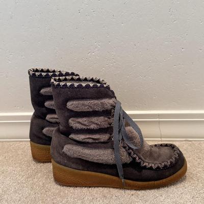 Women’s Yodelers, Minnetonka, and More Shoes - Sizes 6.5-7 (3PC-DZ)