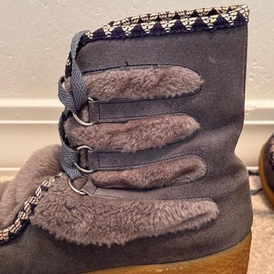 Women’s Yodelers, Minnetonka, and More Shoes - Sizes 6.5-7 (3PC-DZ)
