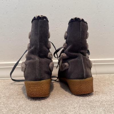 Women’s Yodelers, Minnetonka, and More Shoes - Sizes 6.5-7 (3PC-DZ)