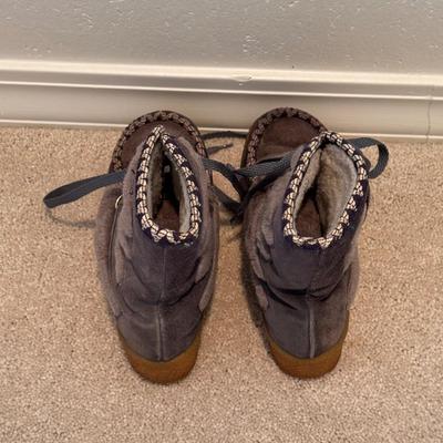 Women’s Yodelers, Minnetonka, and More Shoes - Sizes 6.5-7 (3PC-DZ)