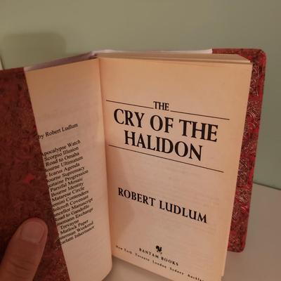Paperback Books and Book Covers (3GB1-KD)