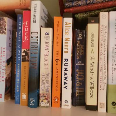 Paperback Books and Book Covers (3GB1-KD)