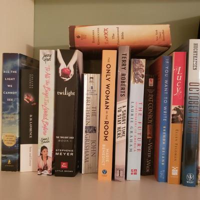 Paperback Books and Book Covers (3GB1-KD)