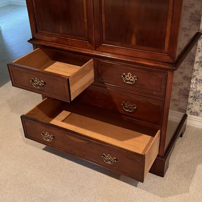 Hekman Inlaid Yew Wood Entertainment Cabinet Chest (3PB-DZ)