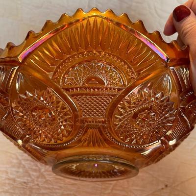 Vintage carnival glass bowl w/scalloped edge