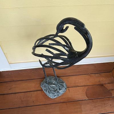 559 Frontgate Metal Outdoor Bird Sculpture W/ Turning Head