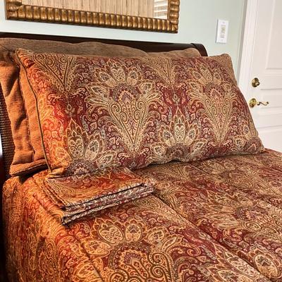 576 Pair of Twin Tommy Hilfiger Comforters with Pillow Shams