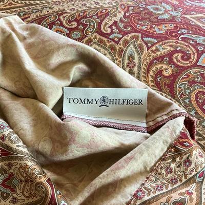 576 Pair of Twin Tommy Hilfiger Comforters with Pillow Shams