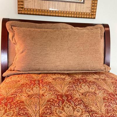576 Pair of Twin Tommy Hilfiger Comforters with Pillow Shams