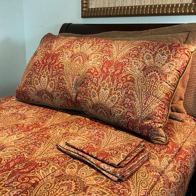 576 Pair of Twin Tommy Hilfiger Comforters with Pillow Shams