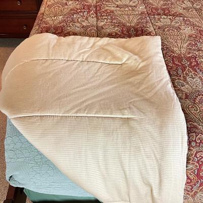 576 Pair of Twin Tommy Hilfiger Comforters with Pillow Shams