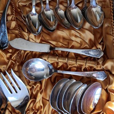 ASSOCIATED SILVER CO. 12 PLACE SETTING W/SERVING PIECES SILVER PLATED