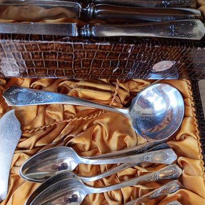 ASSOCIATED SILVER CO. 12 PLACE SETTING W/SERVING PIECES SILVER PLATED