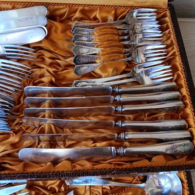 ASSOCIATED SILVER CO. 12 PLACE SETTING W/SERVING PIECES SILVER PLATED