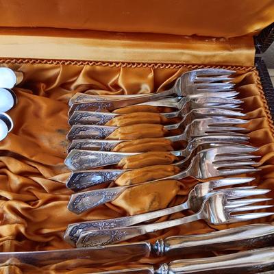 ASSOCIATED SILVER CO. 12 PLACE SETTING W/SERVING PIECES SILVER PLATED