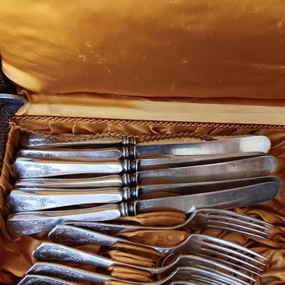ASSOCIATED SILVER CO. 12 PLACE SETTING W/SERVING PIECES SILVER PLATED