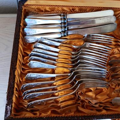 ASSOCIATED SILVER CO. 12 PLACE SETTING W/SERVING PIECES SILVER PLATED
