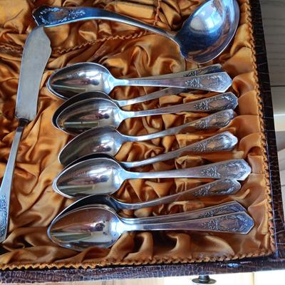 ASSOCIATED SILVER CO. 12 PLACE SETTING W/SERVING PIECES SILVER PLATED