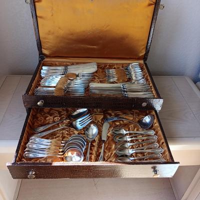 ASSOCIATED SILVER CO. 12 PLACE SETTING W/SERVING PIECES SILVER PLATED