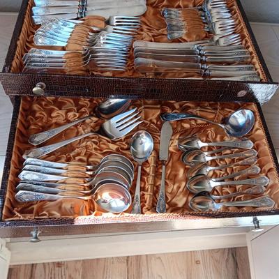 ASSOCIATED SILVER CO. 12 PLACE SETTING W/SERVING PIECES SILVER PLATED
