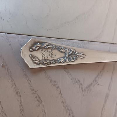 ASSOCIATED SILVER CO. 12 PLACE SETTING W/SERVING PIECES SILVER PLATED