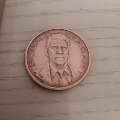 PRESIDENTIAL SEAL PEN HOLDER AND RONALD REAGAN MEDAL