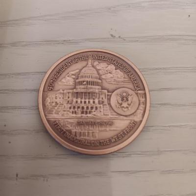 PRESIDENTIAL SEAL PEN HOLDER AND RONALD REAGAN MEDAL