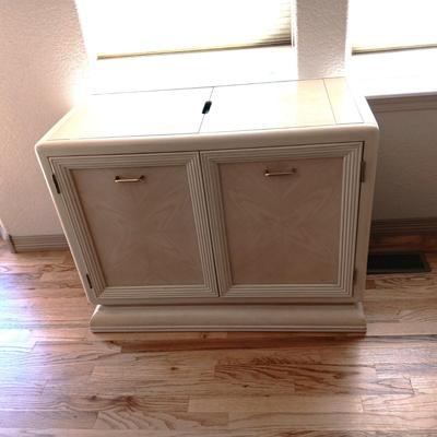 FOLD OUT WHITE WASHED SOLID WOOD SIDE BAR (MATCHES LOTS 126 & 127)