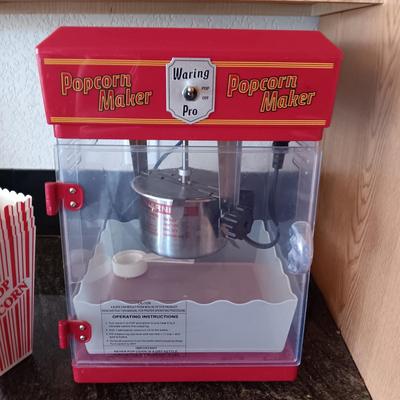 WARING PRO MOVIE THEATRE TYPE POPCORN MAKER W/REUSABLE CONTAINERS