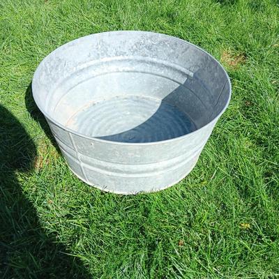 LARGE GALVANIZED TUB