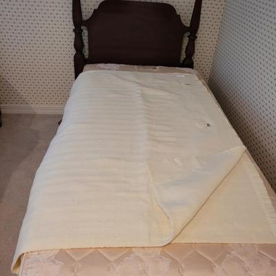 Pair of Twin Two Poster Headboards with Bedframes and Electric Blankets (3GB2-CE)