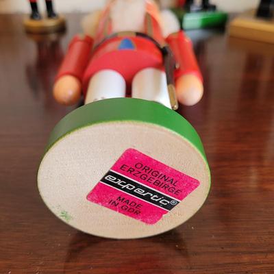 Four Nutcrackers (3GB2-CE)