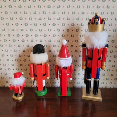 Four Nutcrackers (3GB2-CE)