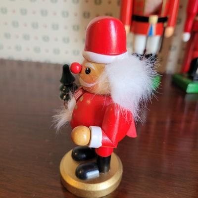 Four Nutcrackers (3GB2-CE)