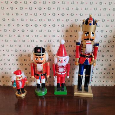 Four Nutcrackers (3GB2-CE)