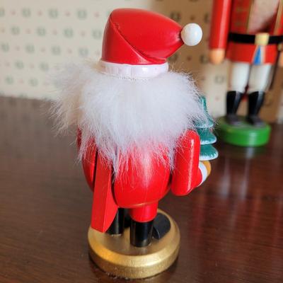 Four Nutcrackers (3GB2-CE)