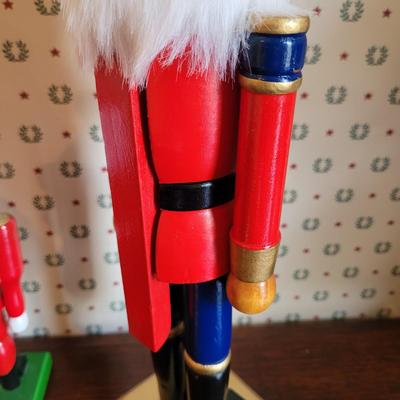 Four Nutcrackers (3GB2-CE)