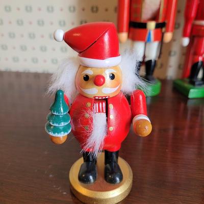 Four Nutcrackers (3GB2-CE)