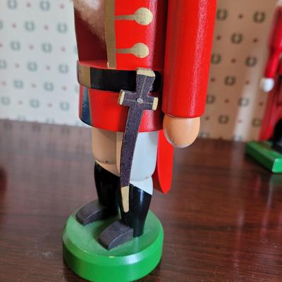 Four Nutcrackers (3GB2-CE)