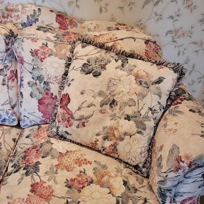 Haverty’s Floral Loveseat with Ottoman (3GB1-CE)