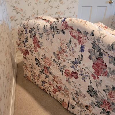 Haverty’s Floral Loveseat with Ottoman (3GB1-CE)