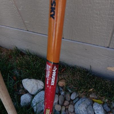 GOOD SELECTION OF YARD TOOLS
