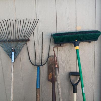 GOOD SELECTION OF YARD TOOLS