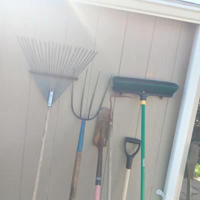 GOOD SELECTION OF YARD TOOLS