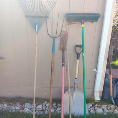 GOOD SELECTION OF YARD TOOLS