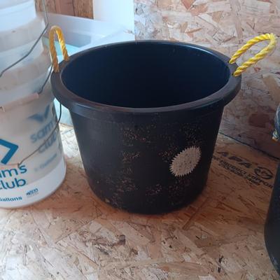 SIX 5 GALLON BUCKETS AND A TUB WITH ROPE HANDLES